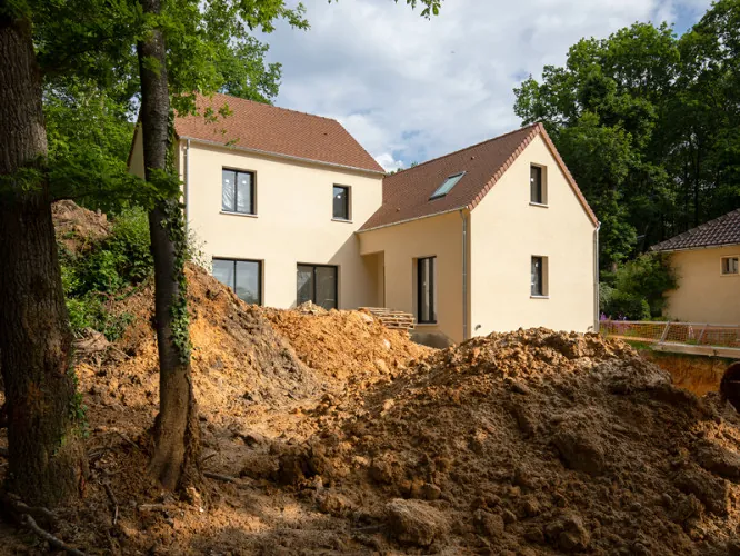 Construction d'une maison individuelle sur mesure à Besançon par l'artisan maçon BATI SOLIDE 25. Maçonnerie gros œuvre dans le Doubs.