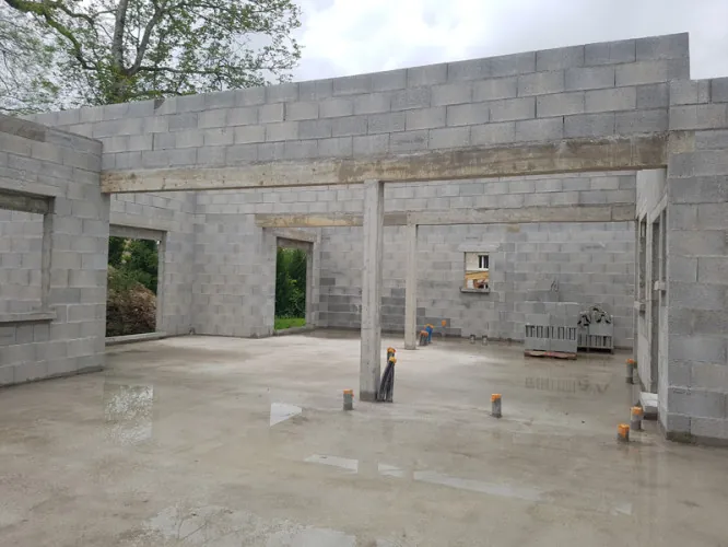 Maçon Pirey - Montage de murs en briques agglomérées et fondations pour extension de maison