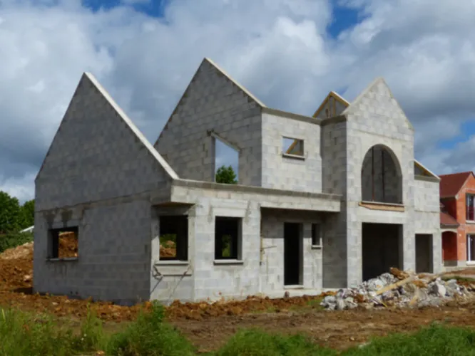 Artisan Maçon Chalezeule - Élévation de murs en blocs poncés à joint mince et construction de maçonnerie BATI SOLIDE 25
