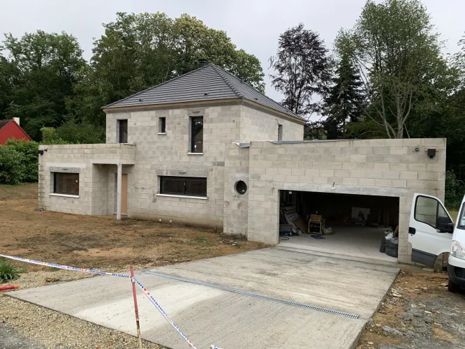 Élévation de murs en parpaings pour un pavillon neuf à École-Valentin par un maçon expert
