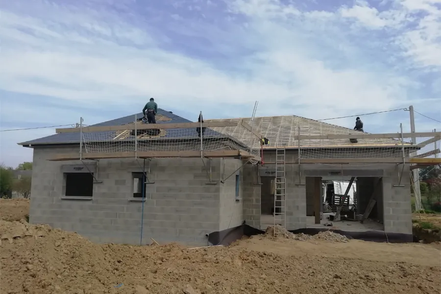 Rénovation extérieure complète d'une maison ancienne avec réfection des façades et maçonnerie générale.